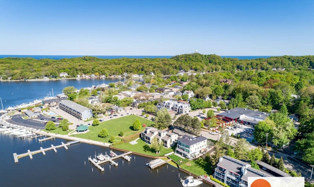 Charming Bayview - Downtown Condo With Pool