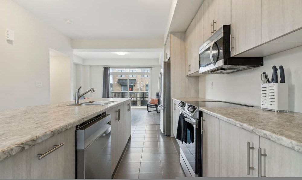 A Brand New 4BR Townhouse in Thorold Retreat