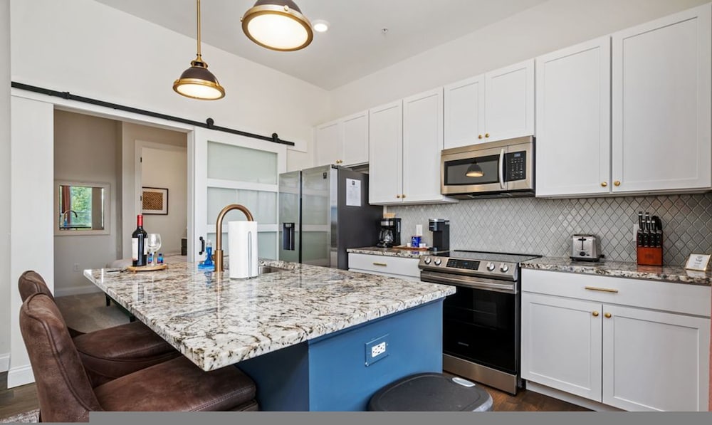 Top Floor 1BR At Luxe23