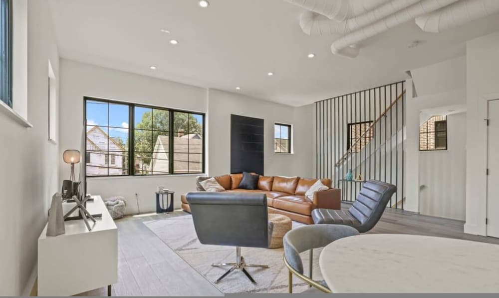 Work Of Art -3 Bedroom Elegant Townhome-columbus