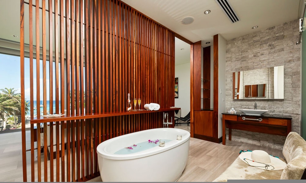 NEW Luxury 4BR Beachfront Villa w Infinity Pool