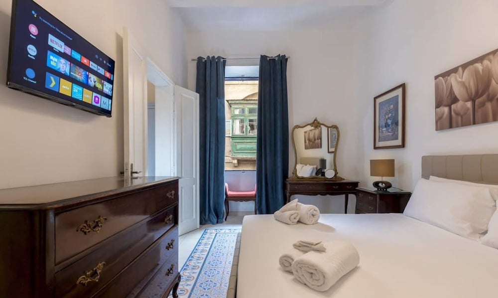 Apartment w Traditional Maltese Balcony in Valletta