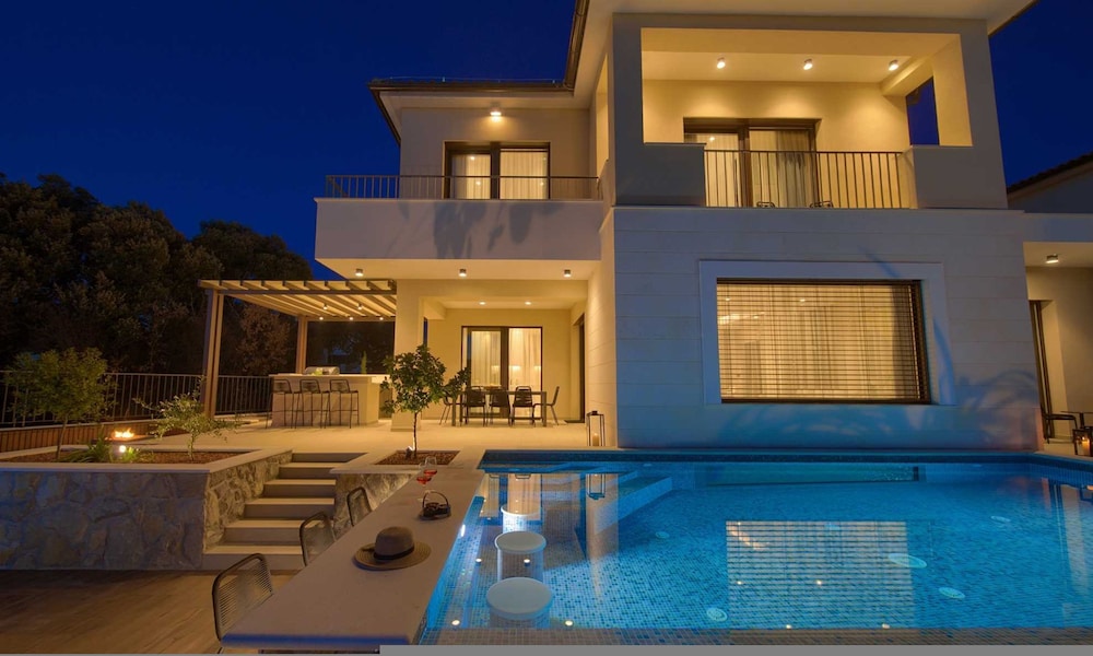 Villa Lady With Heated Pool Jacuzzi and Sauna