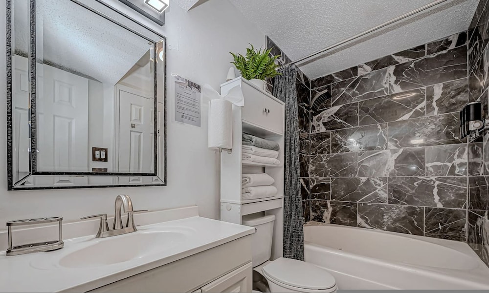 Upscale 1BR Condo in Med Center