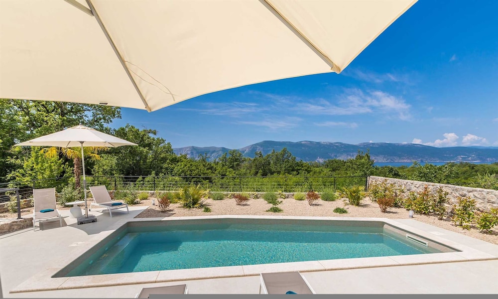 Villa Verena With Heated Pool