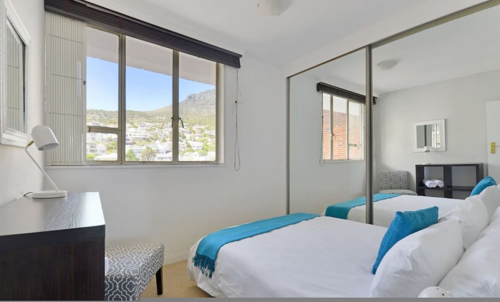 Top-floor 2-bed Beachfront Sunny Camps Bay Views