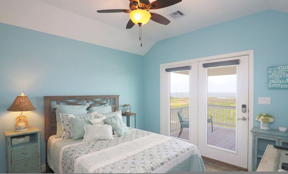 Great bay Views and a Pool in Isla Del Sol