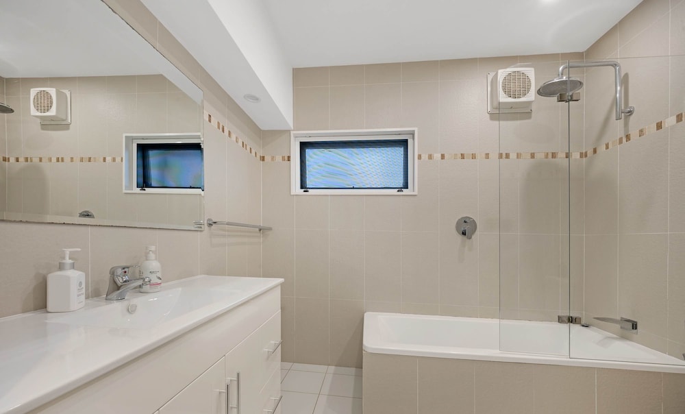 Metawise Luxe 6 Bed Ocean View Family Home in Seaforth