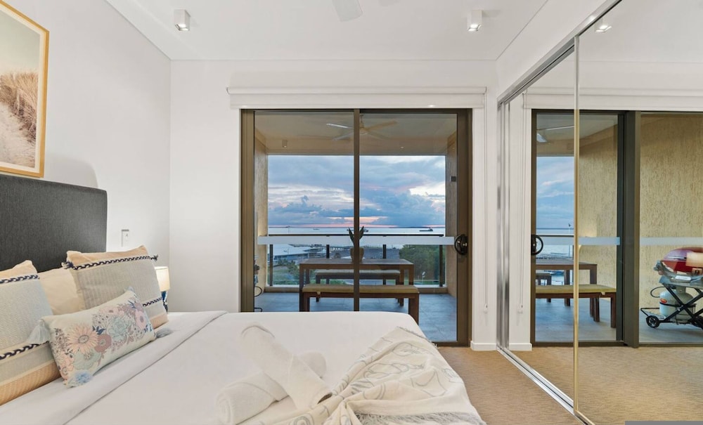 Zen By The Sea Pool - Balcony Dining - Seaview