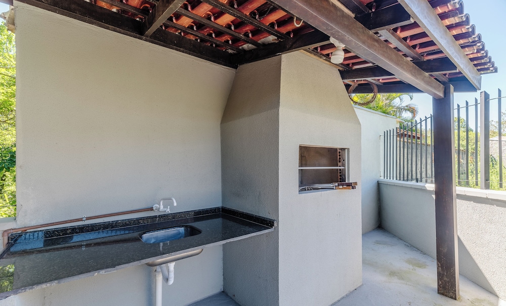 3BR Home w/ BBQ 140m From the Beach Rae0126