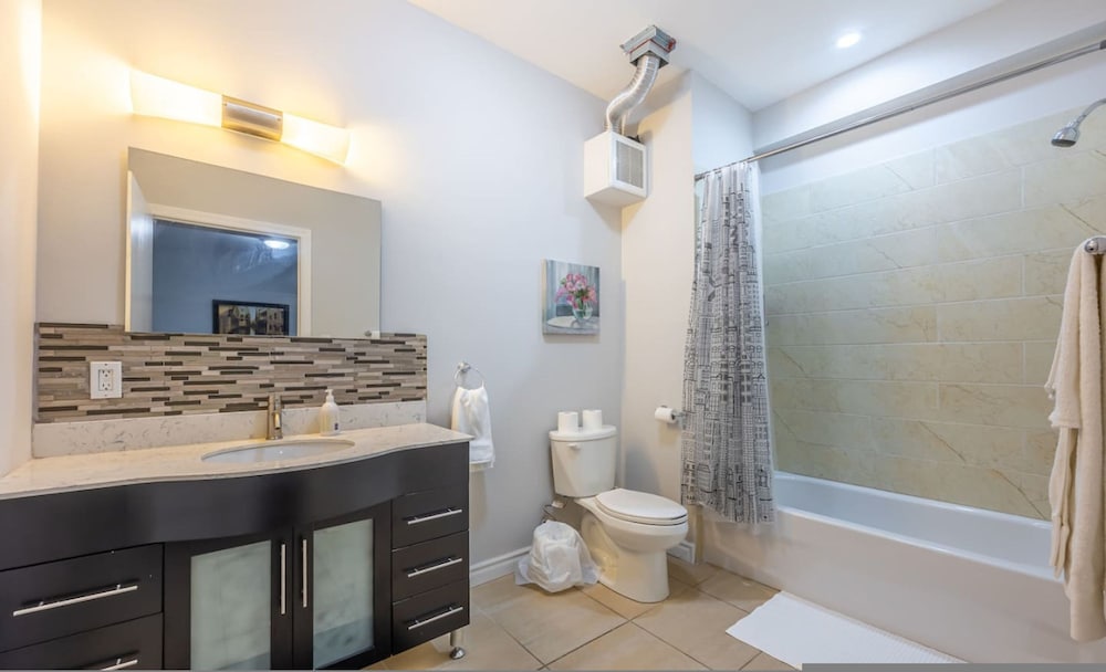 Charming 2BR Retreat Steps From Niagara Falls