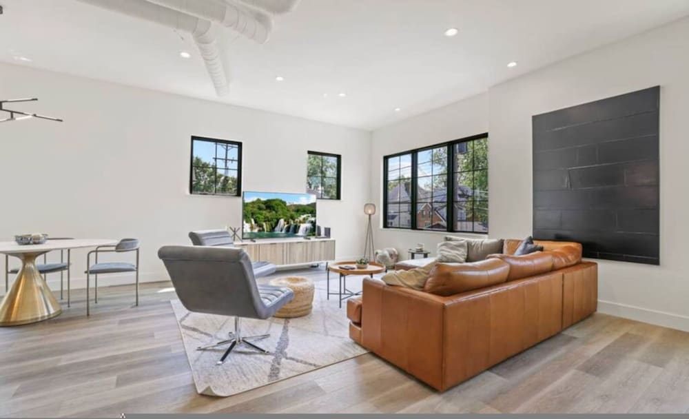 Work Of Art -3 Bedroom Elegant Townhome-columbus