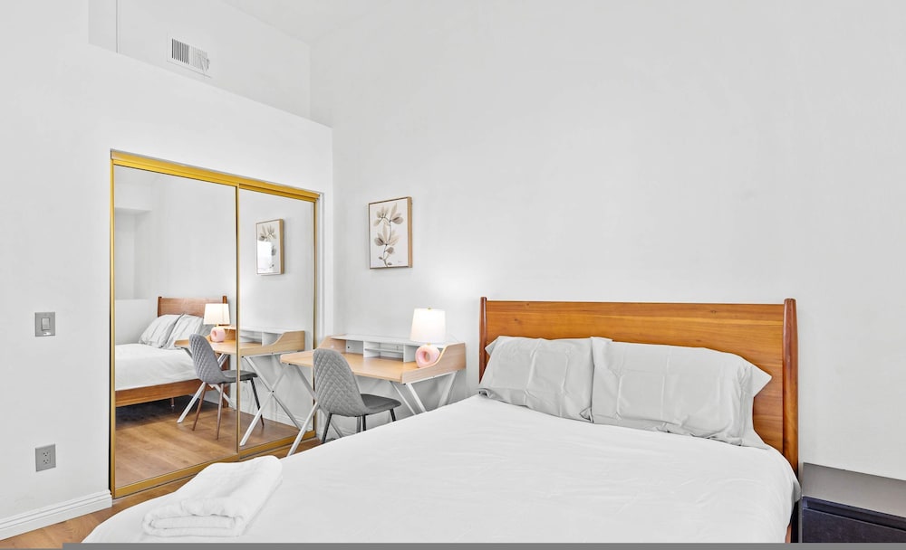 Spacious Retreat Near Iconic LA Sights