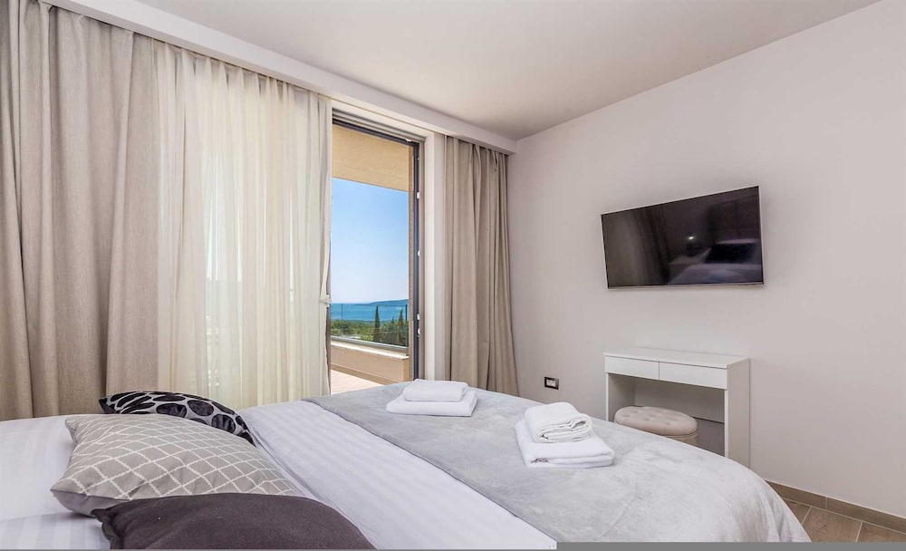 Villa Vista With Private Pool and Sauna