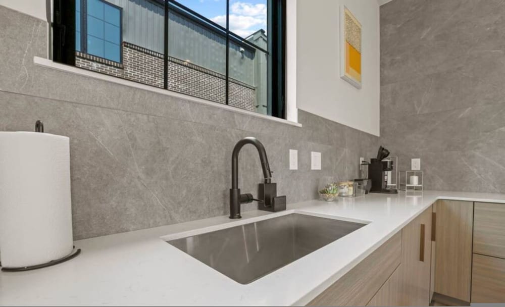Work Of Art -3 Bedroom Elegant Townhome-columbus