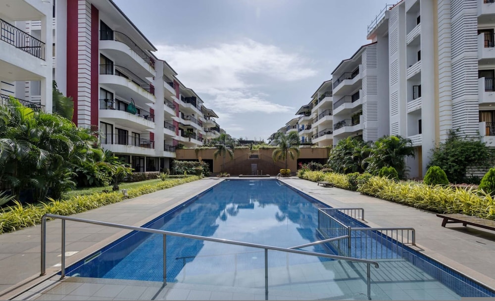 Luxe 1bhk w Pool Sauna 1km to the Beach