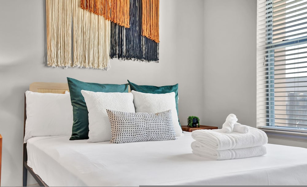 Ebony Ivory Midtown King Bed