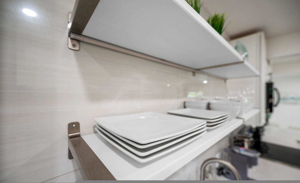 Uhost AI 4-unit Gem Mins to Las Olas Beach