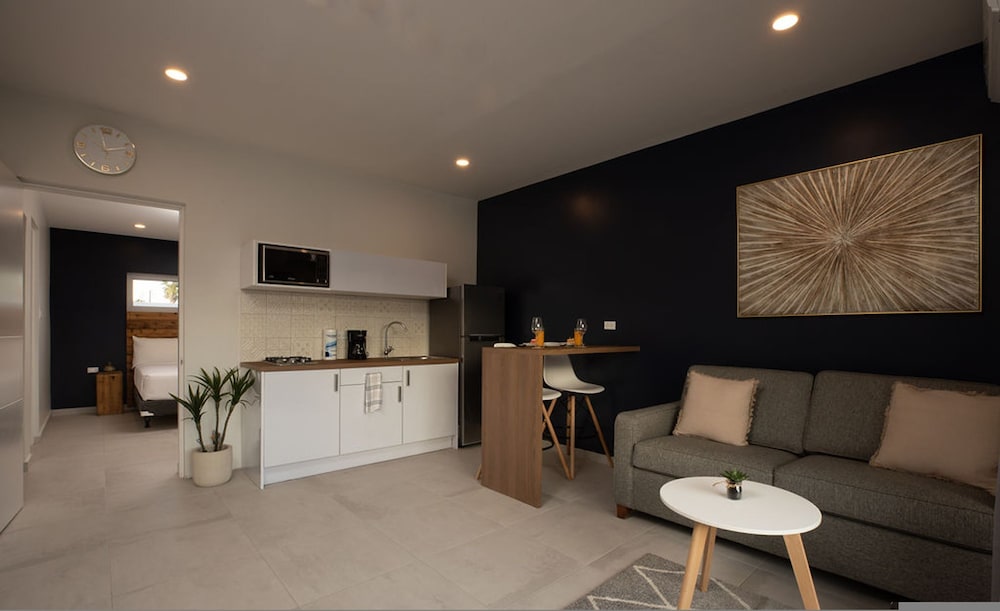 NEW - Cozy Modern One Bedroom Close to Beach