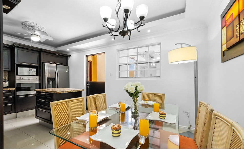 Urban 5BR Private Pool Getaway 10 Min- Bch