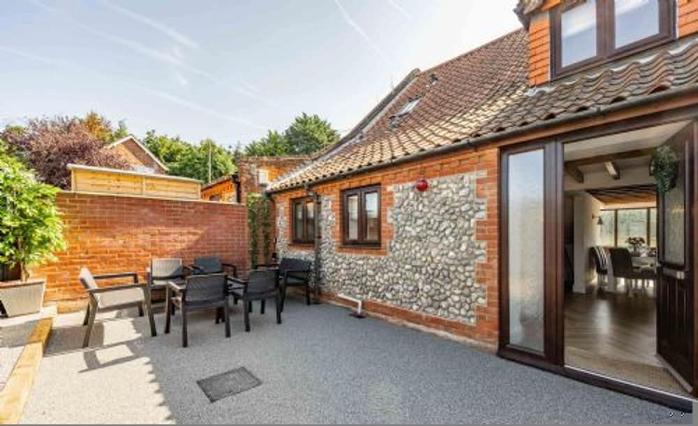 Host Stay Fender Cottage