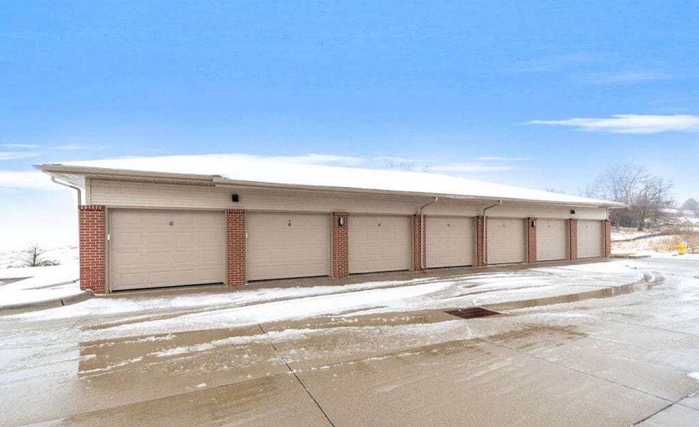West Des Moines- Garage Gym Pool Jordan Creek