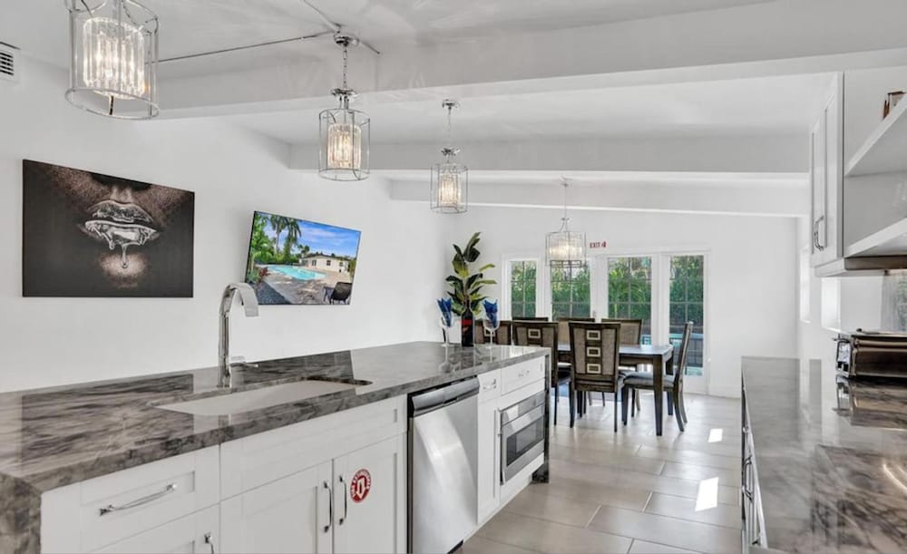 Pool House 3 Bedroom Home Victoria Park