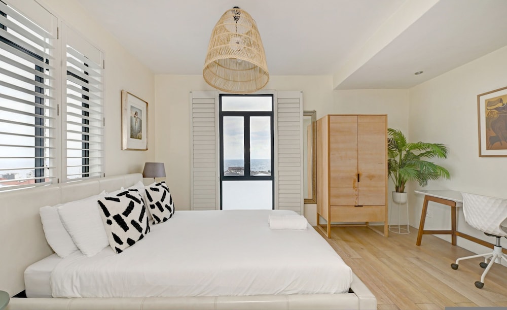 2 Bed Bantry Bay City and Sea View 100m to Beach