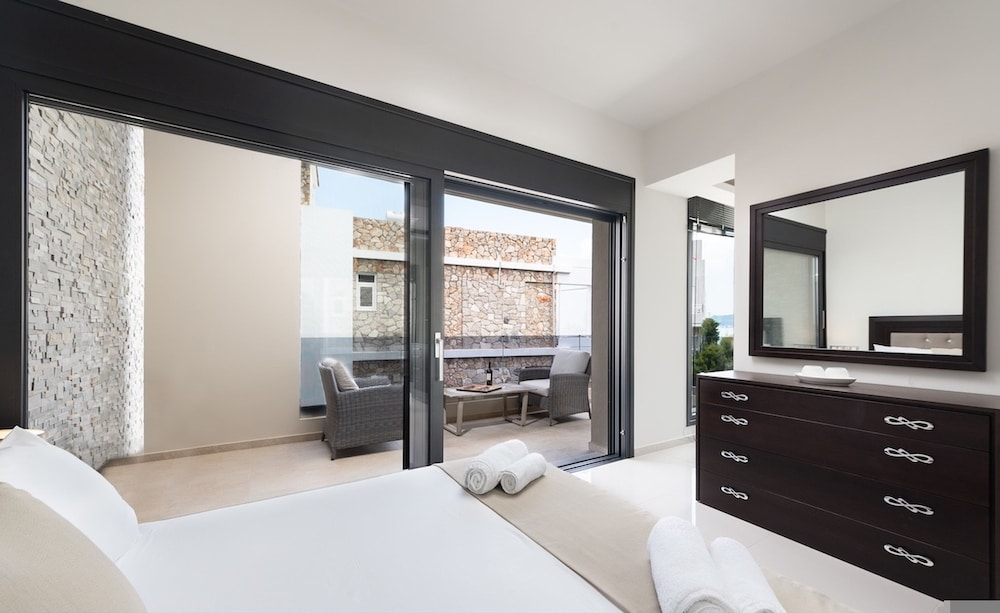 Ixia Breeze 2 Villa 3 Bedroom En-suite Pool