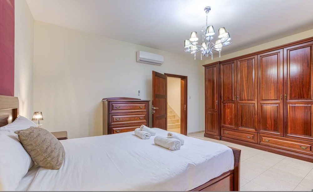 St James the Traditional 4-bed Townhouse Terrace