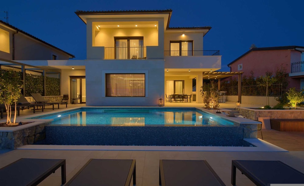 Villa Lord With Heated Pool Jacuzzi and Sauna