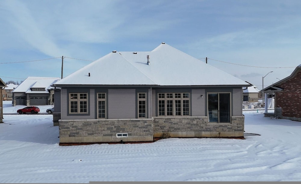 Spacious Brand New 4-bed Retreat in Quinte West