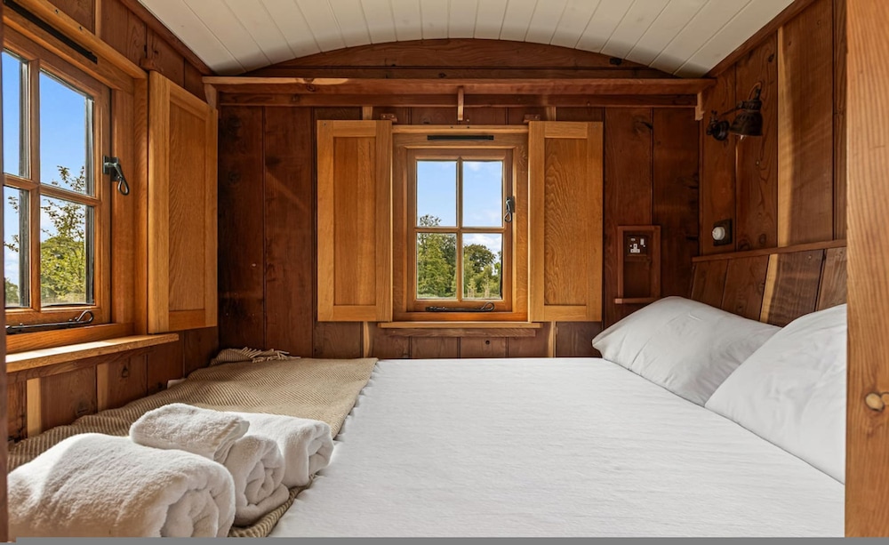 Drovers Hill at Stonor - Redwood - Shepherds hut