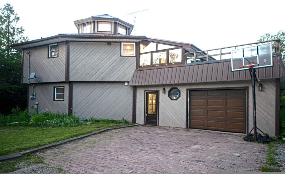 Lakeside 4BR Cottage in Bailieboro w BBQ Grill