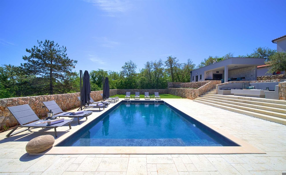 Villa Astrum With Heated Pool Jacuzzi and Sauna