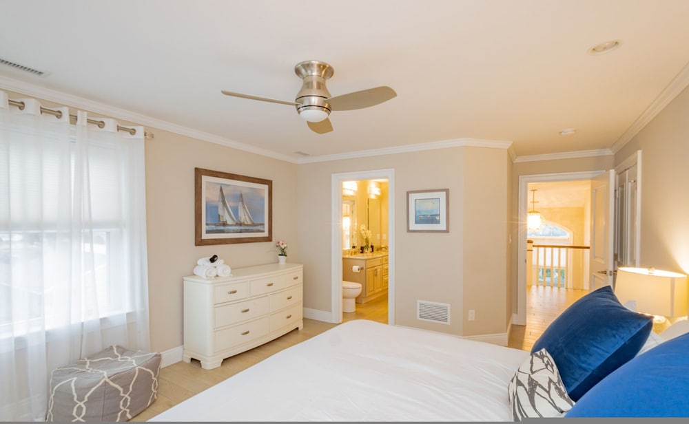 Spacious 6BR Beach Home With Elevator Decks - Ideal for Family Holidays Winter Escapes