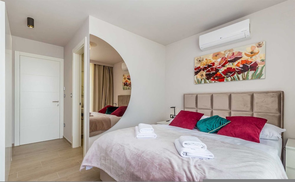 Villa Vista With Private Pool and Sauna