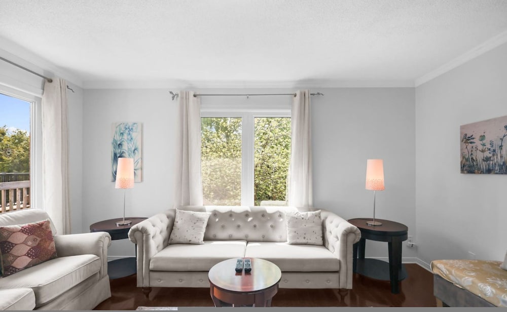Newly Renovated 3BR in Whitby Family-friendly