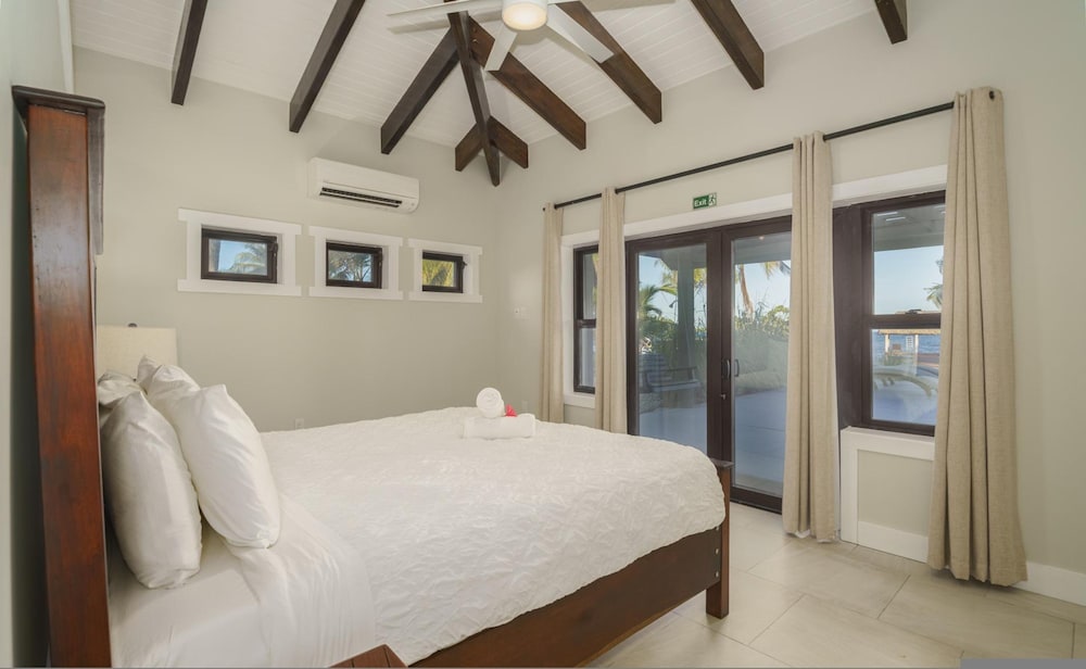 Casa de Wilson - 5 Bedroom Beachfront Villa