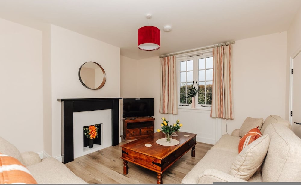 Old Town Cottage - From 350 Per Night view 4