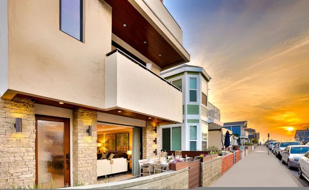 3 BR Roof Deck Ocean Views Hot Tub Beach Block