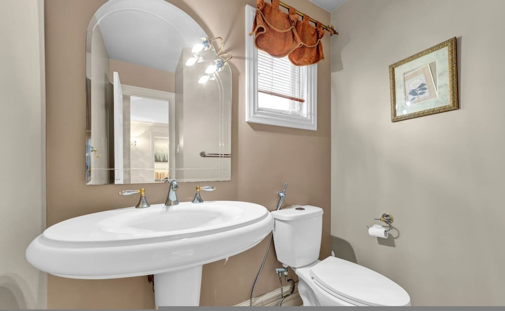 Mississauga Retreat Your Spacious 5-bedroom Home