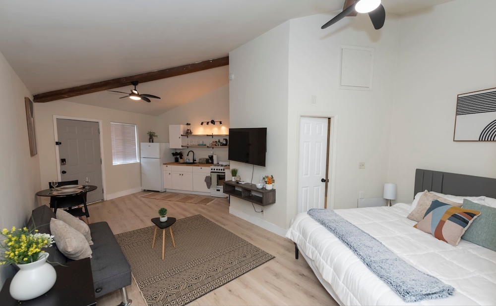 Cozy Studio Apt Close to the Gardens - King Bed