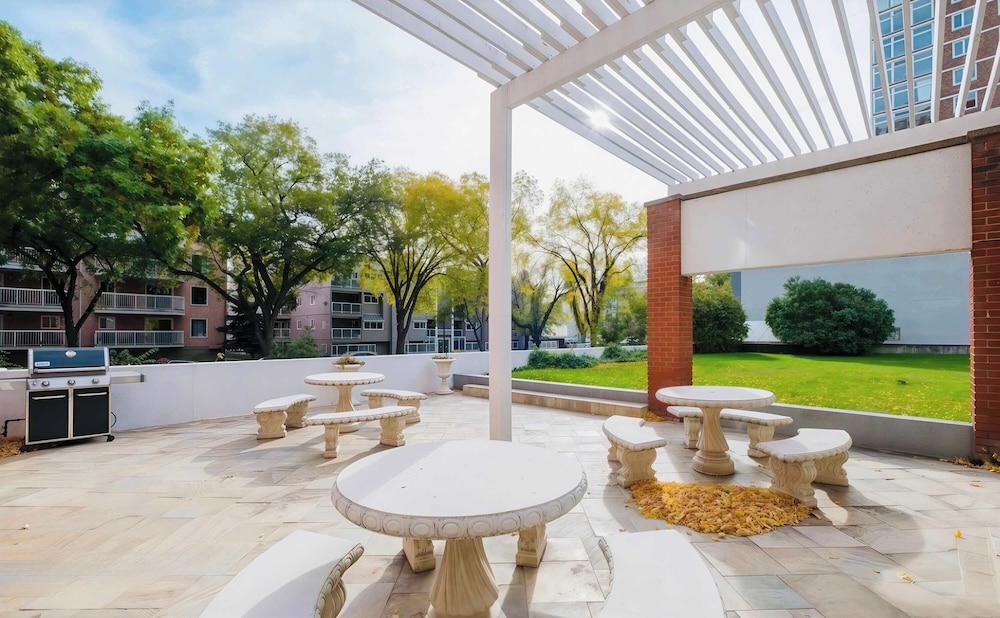 Stylish Downtown Condo near Rogers Place | Parking, Gym, Balcony & Kitchen