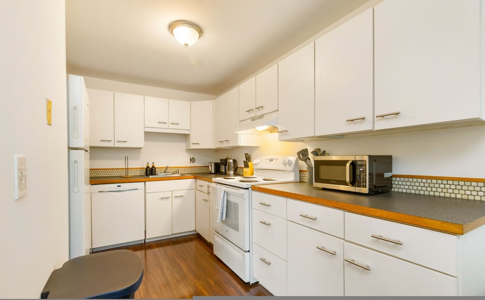 Bright 2BR Lynnwood Retreat