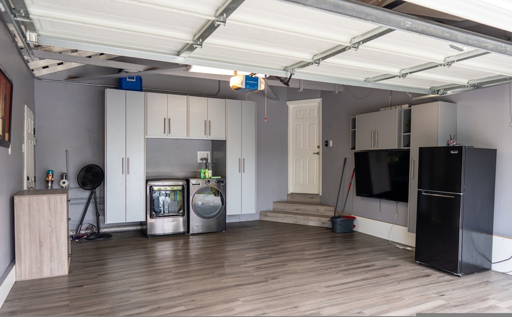 Upscale Upgraded Beautiful Spacious 3BR House in Encino Fully Renovated With Garage Very Large Fenced Yard Patio AT END OF Cul-de-sac p84