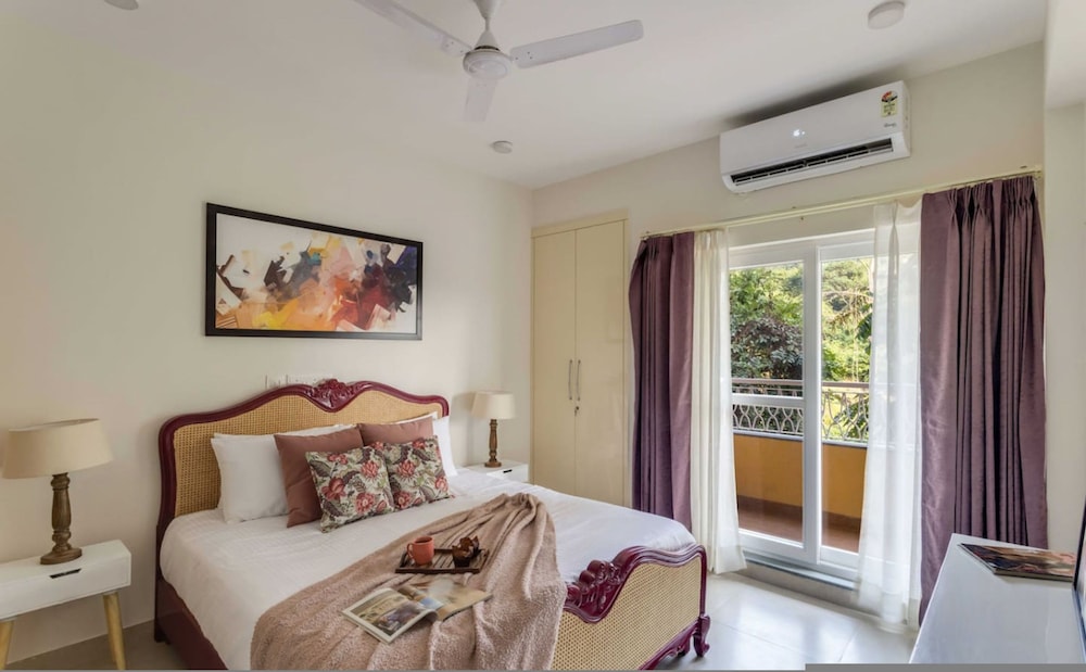 1bhk w Balcony and Pool - 5 Mins to Candolim Beach