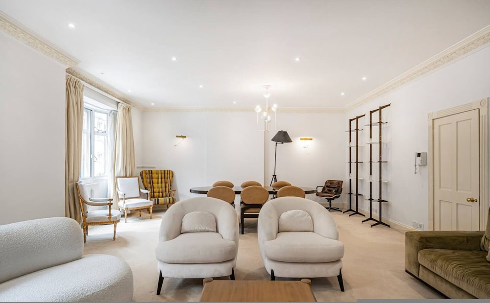 Luxury 3BR Mayfair Apartment Near Green Park