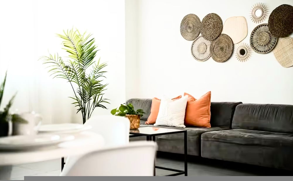 Centrally Located Sunny Apartment Walk to Beaches