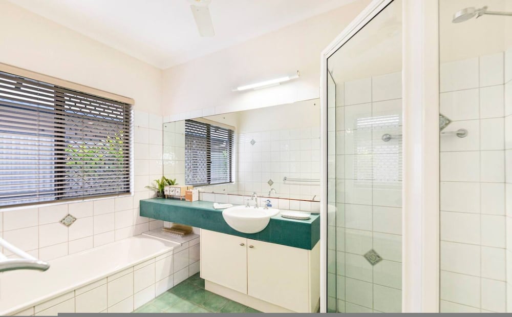 Cityside Hideaway Pool - Workstation - Markets